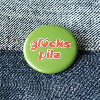 Ansteckbutton Glückspilz auf Jeans